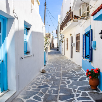 Een pittoreske straat met witte huizen en blauw schilderwerk op Naxos, Griekenland