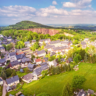 Luchtfoto van het plaatsje Altenberg in Saksen Ertsgebergte