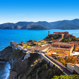 Een vuurtoren en fort op het Italiaanse eiland Elba