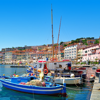 Vissersboten en gekleurde gebouwen op het eiland Elba