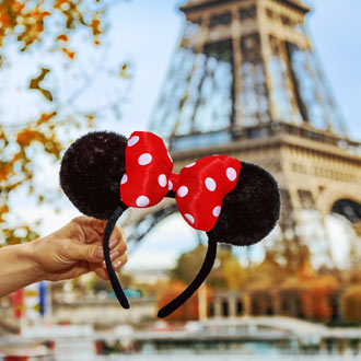 Oortjes van Minnie Mouse voor de Eiffeltoren van Parijs