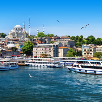 Boten in de baai bij Istanbul Turkije