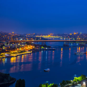 Uitzicht op de baai bij Istanbul in de nacht
