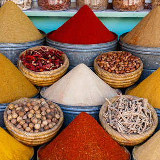 Kruiden op een traditionele Marokkaanse markt(souk), in Marrakech
