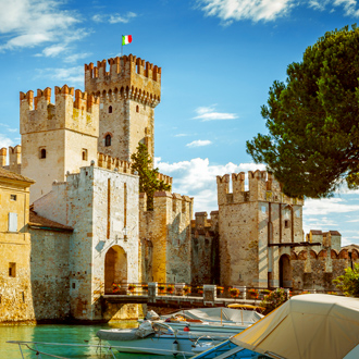 Het kasteel van Rocca Scaligera in Sirmione, Gardameer, Italië 