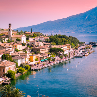 Panorama van Limone sul Garda, een stadje aan het Gardameer, Italië 