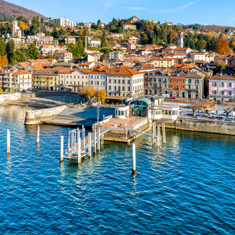 Stadje Luino aan het Lago Maggiore meer