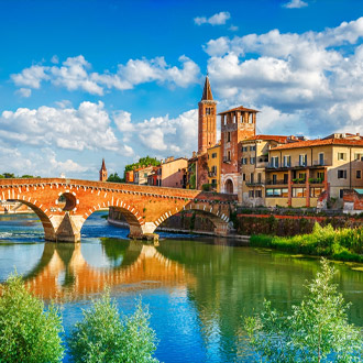 Uitzicht op de Ponte Pietra brug in Verona, Italie