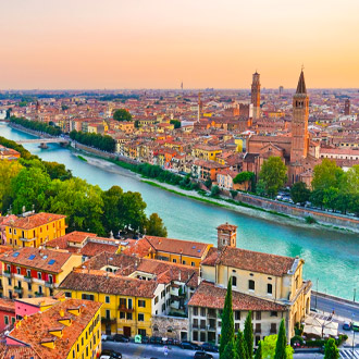Uitzicht over de rivier en stad Verona, Italie