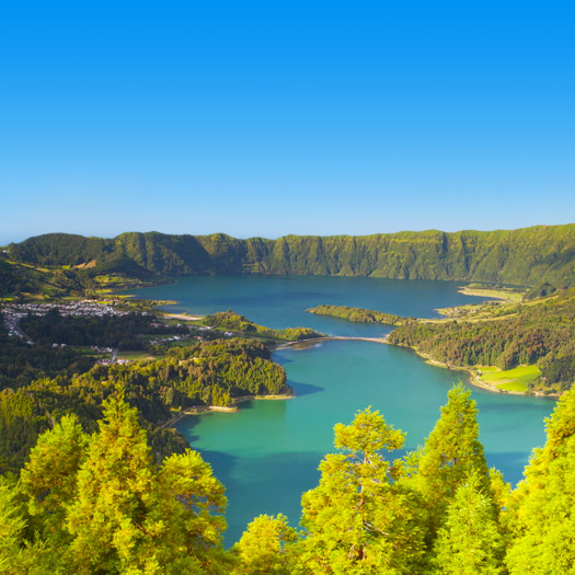 Eilandenarchipel Azoren met groene bossen en mooie blauwe zee