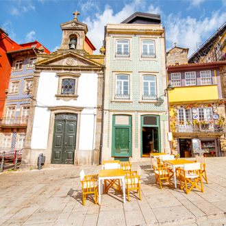 Ribeira promenade met mooie gebouwen en Lada chappel, in Porto, Portugal
