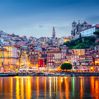 Stadsbeeld in de avond over de rivier de Douro, Porto, Portugal