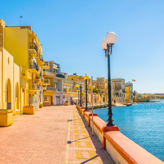 Foto van de boulevard met huizen en de zee in Birzebugga Noordoosten van Malta