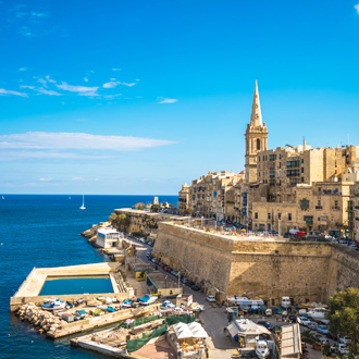 Foto van een mooi uitzicht op de stad Valletta met gebouwen omgeven door zee