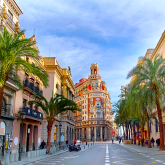 Straat met palmbomen in Valencia, Spanje