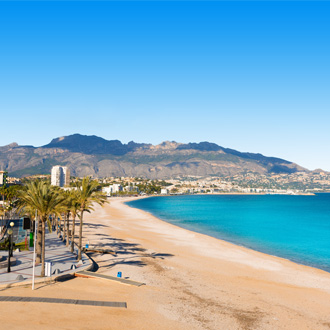 Zandstrand en blauwe zee in Alicante