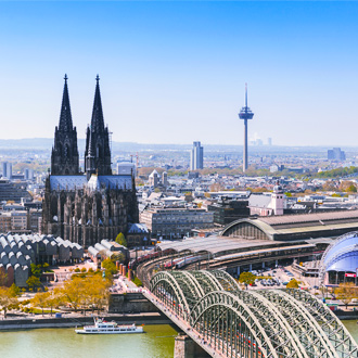 Stad met kathedraal en brug in Keulen, Duitsland