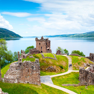 Een kasteel bij het meer van Loch Ness in Glasgow
