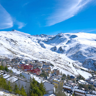 Skiresort bij de bergen in Sierra Nevada in de regio Granada