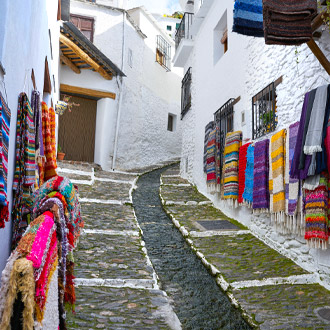 Typisch straatje in Alpujarras in de regio Granada