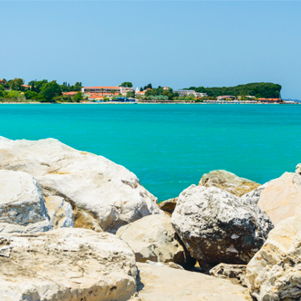 Panoramazicht over de kust van Acharavi op Corfu