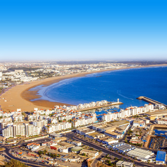 Kustlijn met gebouwen en zee Agadir