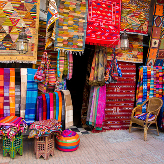 Kleurrijke stoffen op markt Agadir