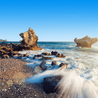 De zee en rotsen in Agios Gordios