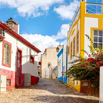 Een pittoreske straat met gekleurde huizen in Alvor, Portugal