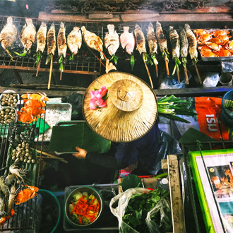 Vrouw is verse vis aan het bereiden in Bangkok
