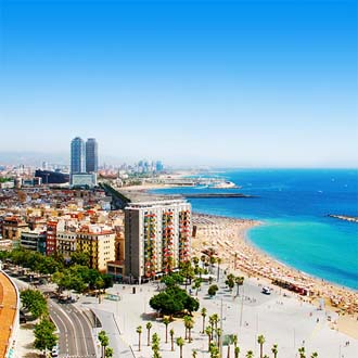 Het strand van Barcelona met hotels op de voorgrond