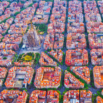 Luchtfoto-van-Barcelona-met-uitzicht-op-de-Sagrada-Familia-en-de-vierkante-woonblokken