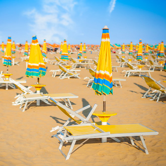 Strand in Bibione, met gele strandbedjes en parasols