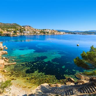 Uitzicht op de turquoise zee in Cala Fornells op het Spaanse eiland Mallorca