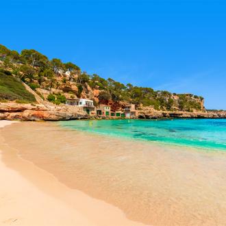 Het zandstrand en een prachtige baai in Cala Llombards, Mallorca