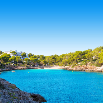 Witte baai in groene omgeving bij Cala d'Or op Mallorca