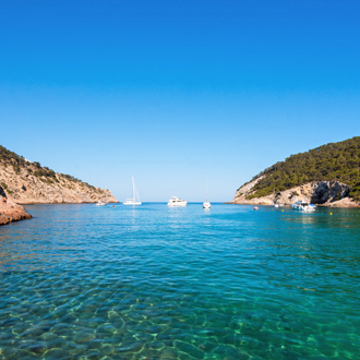 Uitzicht op de zee en bootjes in Cala Llonga op het Spaanse eiland Ibiza