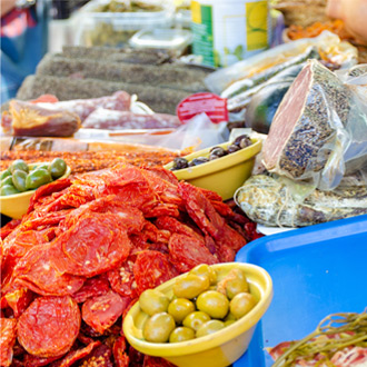 Marktkraam-met-vlees-en-groente-in-Cala-Millor-Mallorca