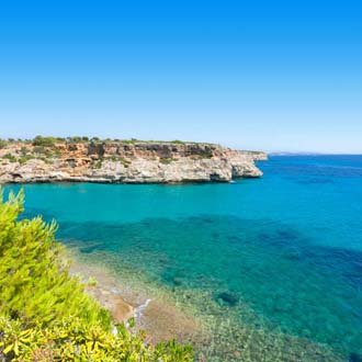 Turquoise zee met een klif op de achtergrond Calas de Mallorca