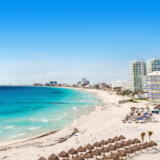 De zee en het strand in Cancun