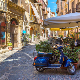 Klein straatje in de historische stad Cefalù