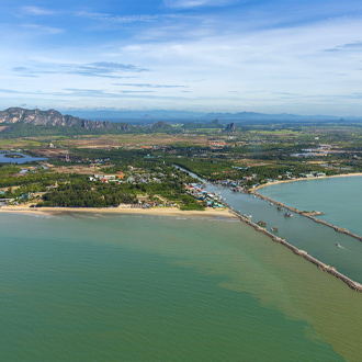 Uitzicht op de pier van Cha Am, Petchaburi in Midden Thailand