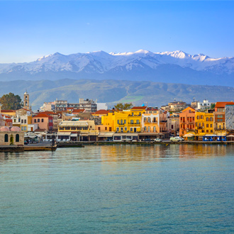 De haven van Chania met berglandschap en gekleurde huisjes op Kreta, Griekenland