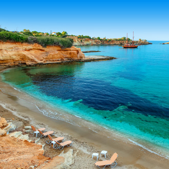 Kust met strand en helderblauw water in Chersonissos op het Griekse eiland Kreta