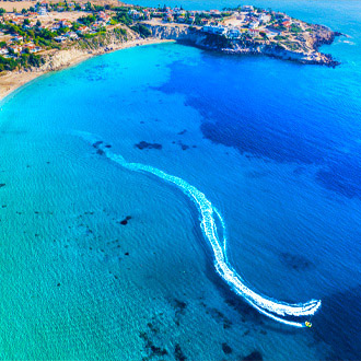 Luchtfoto van Coral Bay Beach op Paphos