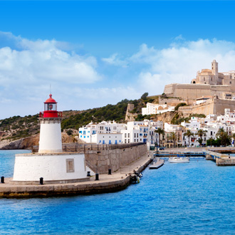 Uitzicht op de haven van Figueretas op het Spaanse eiland Ibiza