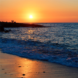 Zonsondergang-met-oranje-lucht-aan-de-zee-in-Gouves-Kreta