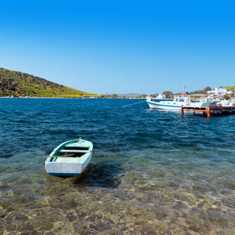 Turkije bootje op het water aan de haven van Gümbet