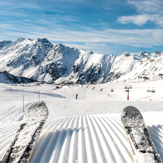 Skiër op besneeuwde bergen in Ischgl, Oostenrijk