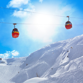 Skiliften en besneeuwde bergen in Kaprun, Oostenrijk